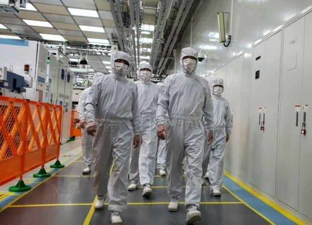이재용 삼성전자 부회장이 2020년 5월 18일 중국 시안의 낸드플래시 메모리 반도체 생산공장을 현장점검하는 모습. 삼성전자 제공.