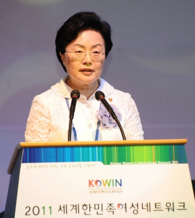 백희영 전 여성가족부 장관이 2011년에  '2011 세계한민족여성네트워크' 행사에서 개회사를 하는 모습.  /연합뉴스

