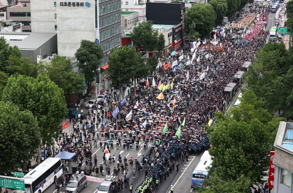 지난 3일 오후 종로3가에서 민주노총 조합원들이 노동법 전면 개정 등을 요구하며 도로를 점거한 채 전국노동자대회를 열고 있다. /사진=연합뉴스
