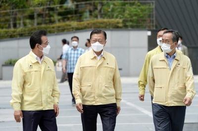 삼성역 선별검사소 찾은 文 "에어컨 한계…안정적인 냉방 필요"