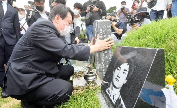 대선 예비후보인 윤석열 전 검찰총장이 17일 오전 광주 북구 5·18 구묘역(민족민주열사묘역)에서 이한열 열사의 묘소를 참배하고 있다. 사진=연합뉴스