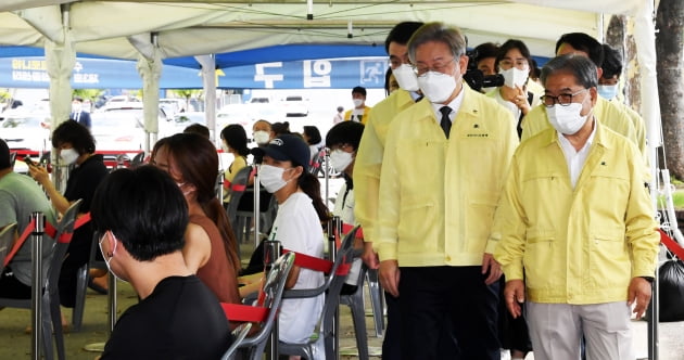 이재정 경기도교육감과 이재명 경기도지사, 코로나19 예방접종센터 '고교 3학년 학생과 교직원 접종' 시찰