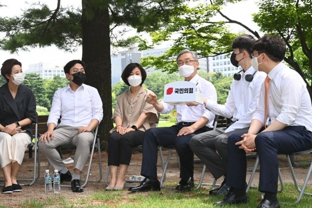 국민의힘 대변인단과 간담회하는 최재형 전 감사원장 [사진=연합뉴스]