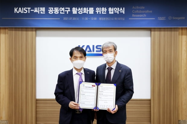 왼쪽부터 이광형 KAIST 총장과 천종윤 씨젠 대표.