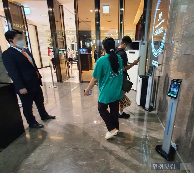 21일 서울 강남구 현대백화점 무역센터점에서 방문객들이 QR코드를 찍고 매장으로 들어서고 있다. [사진=이미경 기자]