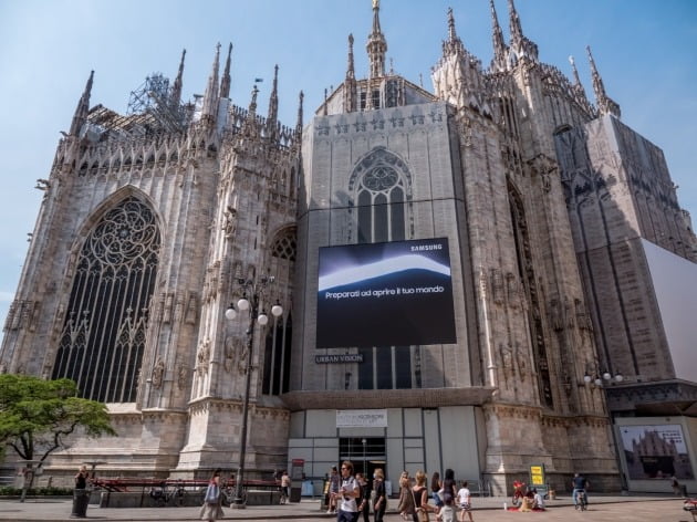 삼성 갤럭시 언팩 2021 옥외광고가 이탈리아 밀라노 두오모 광장에 걸려 있는 모습. 삼성전자.