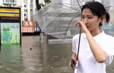 "참혹한 상황" 中 폭우 현장 취재 중 눈물 흘린 기자