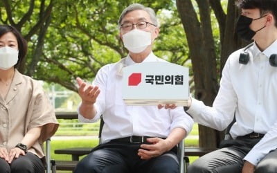 최재형, 국민의힘 파고드는데…윤석열 '장외' 고집 이유는? [여기는 논설실]