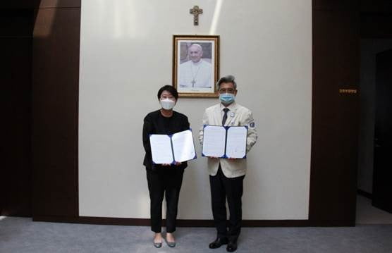박해미 모던토이 대표(왼쪽)와 권순용 은평성모병원장(오른쪽)