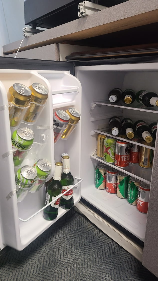 베어로보틱스 사무실의 맥주 냉장고