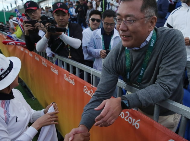 정의선 현대차그룹 회장이 2016 리우올림픽 양궁 여자 개인전에서 금메달을 획득한 장혜진을 축하하고 있다.  한경DB