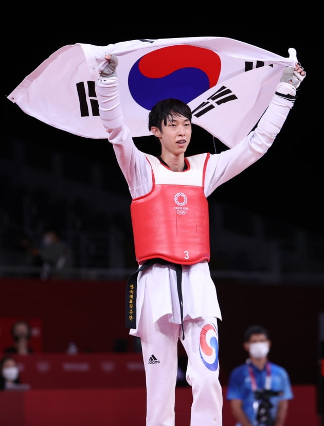 장준이 동메달을 획득한 뒤 태극기를 들어보이고 있다. 연합뉴스