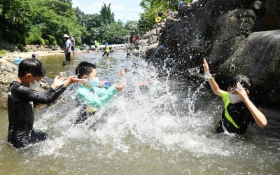 폭염속 계곡 물놀이하는 어린이들