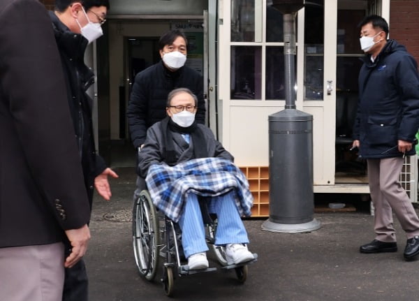 서울동부구치소 수감 도중 기저질환 치료를 위해 50여일 간 서울 종로구 서울대학교병원에서 치료를 받은 이명박 전 대통령이 지난 2월 10일 오후 퇴원해 안양구치소로 향하는 호송차에 오르고 있다. 연합뉴스