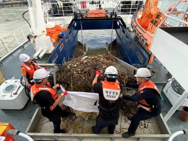 해경이 목포항 인근 해역에서 부유쓰레기를 청소하고 있다. 해경청 제공