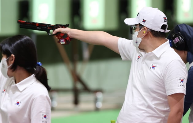 진종오가 27일 일본 도쿄 아사카 사격장에서 열린 2020 도쿄올림픽 10ｍ 공기권총 혼성 단체전에서 과녁을 조준하고 있다. 연합뉴스