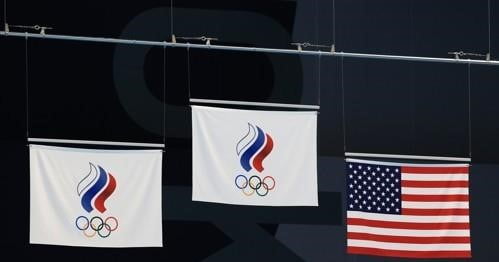 국기 대신 러시아올림픽위원회(ROC) 깃발이 오른 시상식 장면/사진=타스