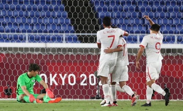 31일 요코하마 국제경기장에서 열린 도쿄올림픽 남자축구 8강전 대한민국과 멕시코의 경기. 멕시코 코르도바에게 5번째 골을 허용한뒤 골키퍼 송범근이 허탈한 표정으로 주저앉아 있다/사진=연합뉴스
