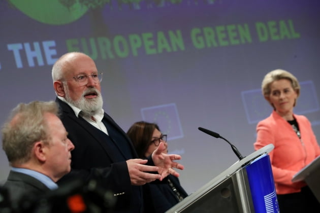 지난 7월14일 프란스 티머만 EU 그린딜 담당 수석부집행위원장이 탄소국경조정제도를 포함한 EU의 새로운 기후 정책 제안을 발표하고 있다./연합뉴스