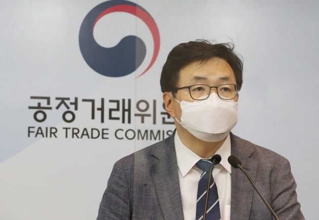 지난 6월 24일 육성권 공정거래위원회 기업집단국장이 삼성웰스토리에 사내 급식 몰아준 삼성그룹 부당지원행위 제재와 관련해 브리핑하고 있다. /연합뉴스