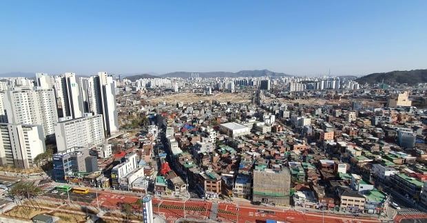 국토부와 서울시가 발표한 공공재개발 시범사업 2차 후보지. 사진은 성북구 장위8구역 일대 모습. /연합뉴스