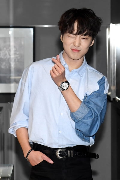 [포토] 강승윤, '심쿵 하트 발사'