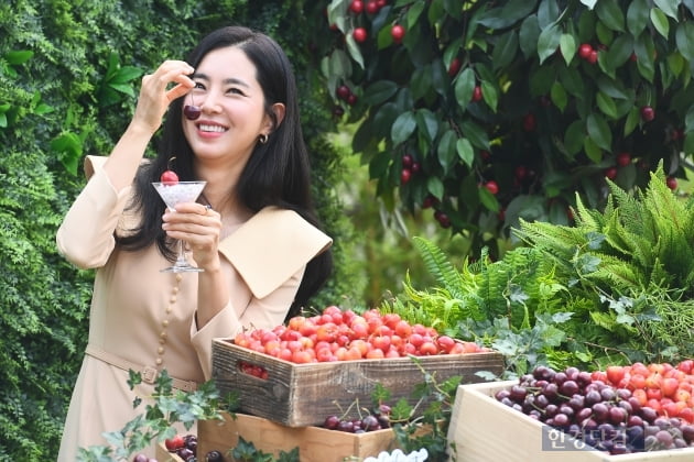 [포토] 한채아, '어색한 포즈에 웃음 빵~'