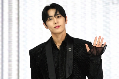 [포토] SF9 재윤, '훈남의 손인사'