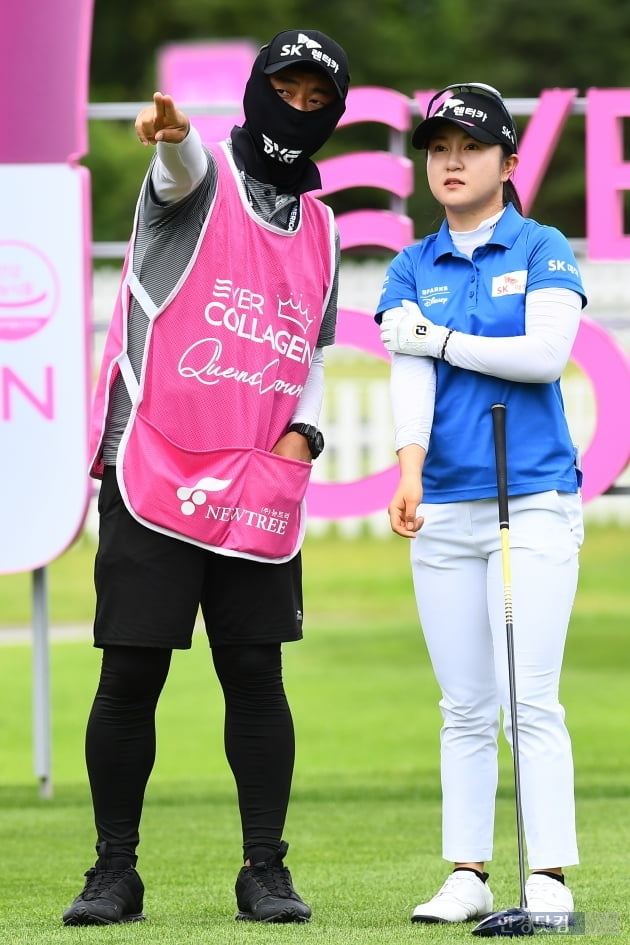 [포토] 이승연, '캐디와 진지한 대화'