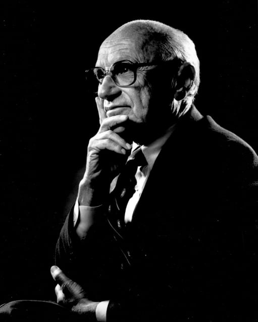 밀턴 프리드먼(Milton Friedman, 1912-2006)은 1976년 노벨 경제학상을 수상한 미국의 경제학자 . 그는 시카고 가격 이론의 2세대 중 대표적인 지식인이었다. 프리드먼은 1980년대에 로널드 레이건 미국 대통령과 마거릿 대처 영국 총리의 경제 고문이었다.  / 출처 위키피디아