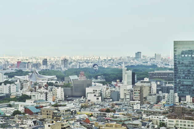도쿄 도내 멀리서도 보일 수 있도록 대형 사이즈로 제작된 얼굴 풍선.
