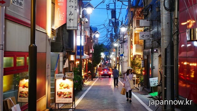 낮보다는 밤이 예쁜 뒷골목의 술집 거리. / JAPAN NOW