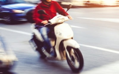 10대 몰던 오토바이, 헬멧 단속 피하려다 승용차 '충돌'…6명 부상