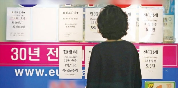 시세 살펴보고 있는 시민. 사진=뉴스1 