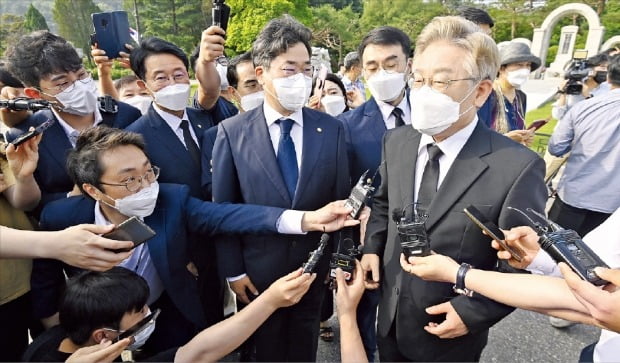 이재명 경기지사가 대선 출마선언을 한 1일 국립서울현충원에서 참배를 마치고 취재진의 질문에 답하고 있다.  /김범준  기자 