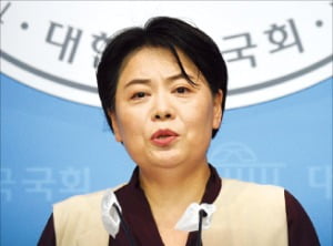 윤희숙 국민의힘 의원이 2일 국회 소통관에서 내년 대통령 선거에 출마하겠다고 밝히고 있다.  /김범준 기자 