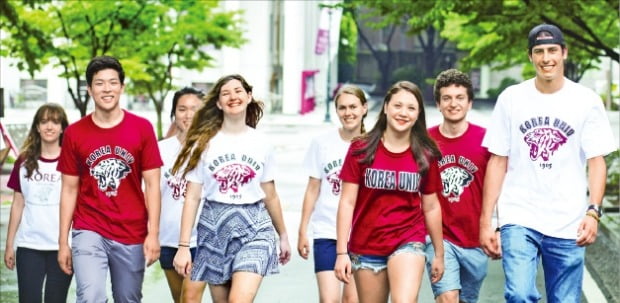 고려대 국제하계대학 프로그램에 참가한 외국인 학생들이 서울 안암동 서울캠퍼스 교정을 걷고 있다.  고려대 제공 