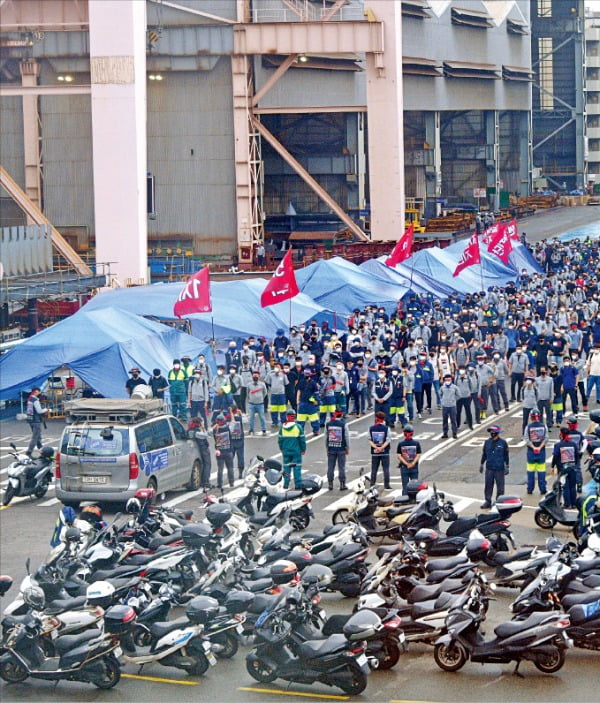 현대중공업 노조가 8일 울산 본사의 턴오버 크레인을 점거하고, 주변 도로에 수백 대의 오토바이로 바리케이드를 설치한 채 집회를 열고 있다. 