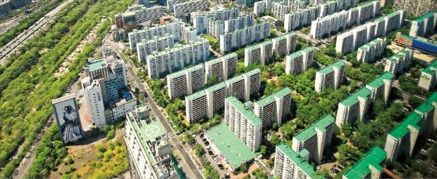 서울시가 여의도 아파트지구의 11개 단지를 8개 특별계획구역으로 묶는 지구단위계획을 마련했다. 63빌딩에서 바라본 시범, 삼익 등 아파트. /한경DB 