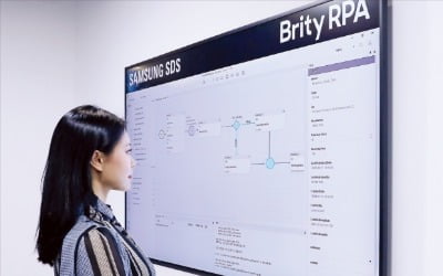 삼성SDS 직원이 ‘브리티 RPA’의 업무 자동화 과정을 확인하고 있다. 삼성SDS 제공 