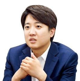 이인영 "젠더 감수성 이상해"…이준석 "인권 감수성 먼저 키워야"