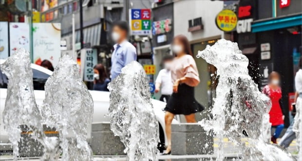 [포토] 더위 날리는 명동 분수대   