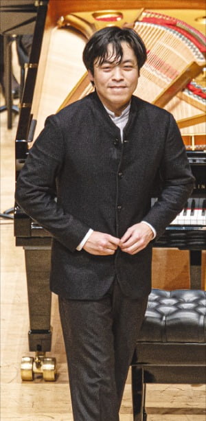 지난 1월 예술의전당 콘서트홀에서 KBS교향악단을 이끌고 지휘자로 데뷔한 피아니스트 김선욱. KBS교향악단 제공 