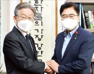 < 우원식, 이재명 지지 > 이재명 경기지사(왼쪽)가 14일 국회 의원회관에서 우원식 더불어민주당 의원의 손을 맞잡고 있다.  /이재명 캠프  제공 