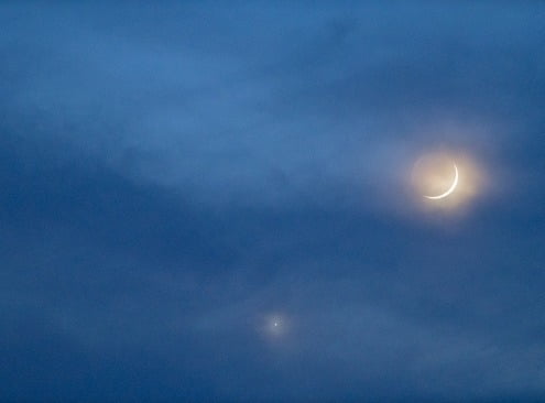 7월 12일 저녁, 초승달과 만난 금성과 화성. 구름 때문에 금성이 달의 왼쪽 아래에 퍼져 보이며, 화성은 금성의 왼쪽에 희미하게 나타났다. /전영범 