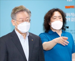 이재명 경기지사(왼쪽)가 15일 서울 상암동 TBS 사옥에서 방송인 김어준 씨와 대화하고 있다.  /뉴스1 