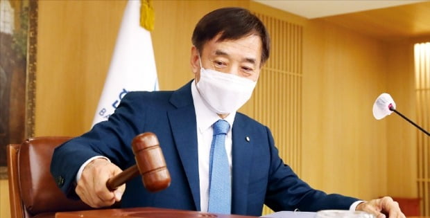 이주열 한국은행 총재가 15일 서울 중구 한국은행에서 금융통화위원회 본회의를 주재하며 의사봉을 두드리고 있다.  /한국은행 제공 