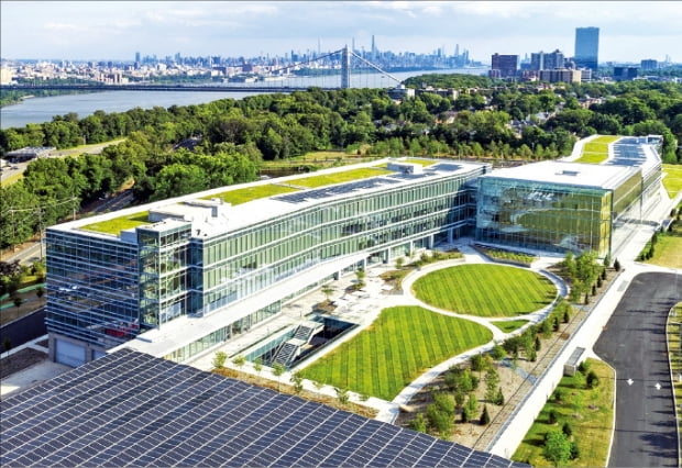 지난해 상반기에 완공된 LG전자 북미법인 사옥은 ‘친환경 사옥’으로 유명하다. 지붕에 설치한 태양광 패널로 운영에 필요한 재생에너지를 공급하고 있다.    LG전자 제공 