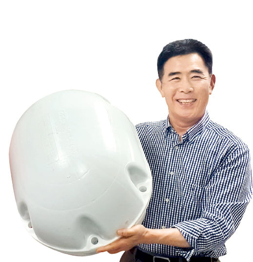 박두식 NPC 회장이 친환경 부표를 들어 보이고 있다. 