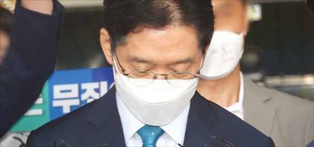 징역 온라인카지노추천이 확정된 김경수 경남지사가 도청을 나서며 기자들 질문에 답하고 있다.     /뉴스1 